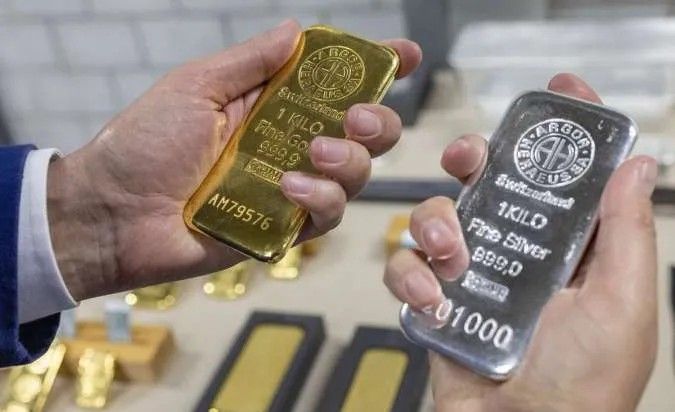 Analisis Emas & Perak Pecah Rekor! Geopolitik Jadi Pendorong - Data Pasar 2025-12-22