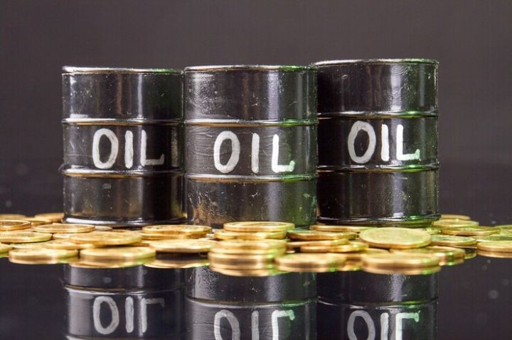 Analisis Minyak Anjlok 3% Usai Euforia, Sinyal Trump Soal Iran dan Pasokan Bikin Panik! - Data Pasar 2026-01-15