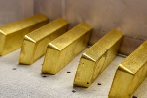 Emas Turun Saat Dolar Menguat dan Pasar Pantau Gencatan Senjata AS-Iran